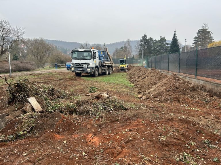 Stavební technika upravuje povrch pozemku pro nový kurt číslo 7